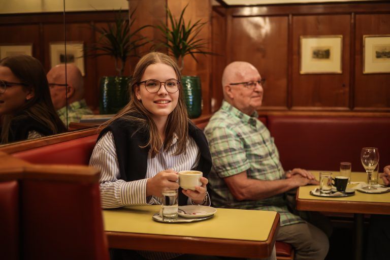 Valentina gönnt sich am Vormittag einen Kaffee. Knapp die Hälfte der befragten Vorarlbergerinnen und Vorarlberger genießen mehrmals täglich eine Tasse des Muntermachers. <span class="copyright">VN/Steurer</span>