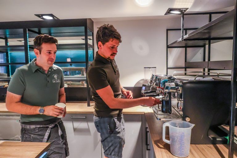 Claudio Errico und Manuel Vetter stecken in den letzten Vorbereitungen.