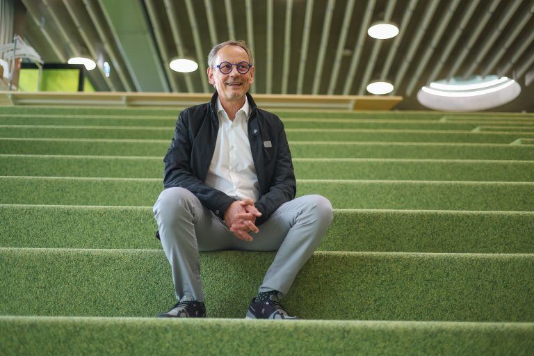 Jürgen Sprickler sagt als Direktor Servus. Er hat die VS Haselstauden geprägt wie sie ihn. VN/Steurer
