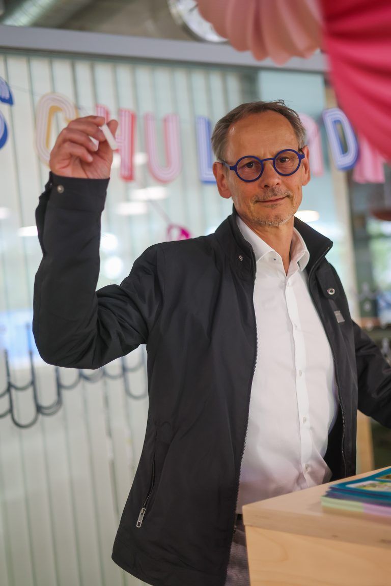 Sprickler lässt die Kreide fallen und nimmt sie nicht wieder auf. Er war elf Jahre Direktor an der Volksschule Haselstauden.