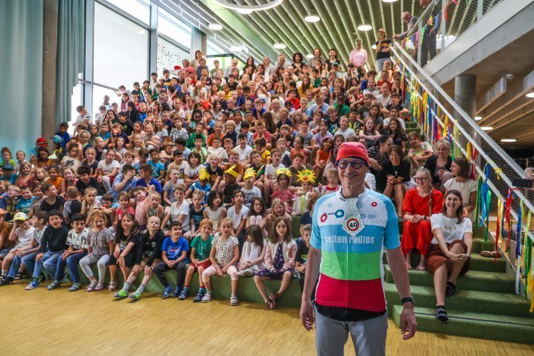Alle 250 Schülerinnen und Schüler verabschiedeten sich an der VS Haselstauden von ihrem Direktor Jürgen Sprickler. 