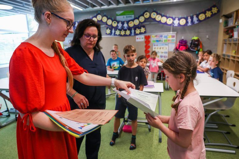 Vielleicht der spannendste Moment eines Schuljahres: die Zeugnisvergabe. Kathi Pratzner überreicht die Dokumente ihren Erstklässlern.