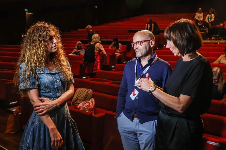 Lotte de Beer, Enrique Mazzola und Elisabeth Sobotka im Gespräch. <span class="copyright">Phillip Steurer</span>