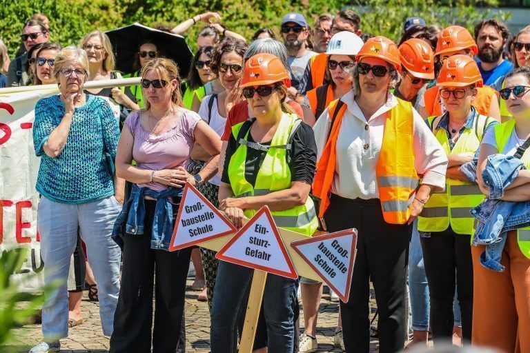 Baustelle Schule. Unlängst gab es einen Protest der Lehrerschaft vor dem Landhaus. Vor allem der Lehrermangel wurde dabei beklagt.<span class="copyright"> VN/Steurer</span>