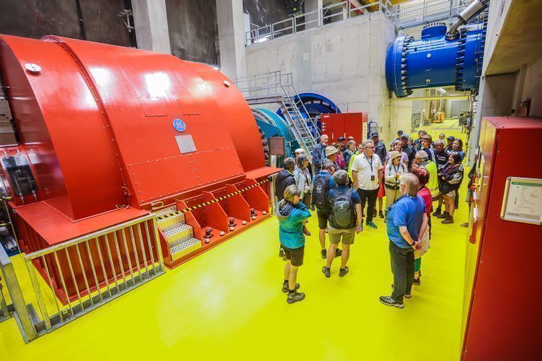 Führung in der riesigen Kaverne des Obervermuntwerk II. <span class="copyright">VN/Steurer</span>