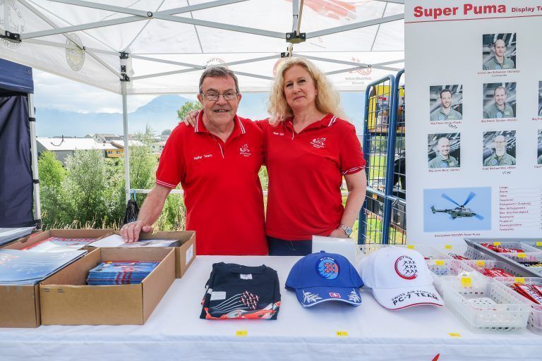 Die Schweizer Luftwaffe hat ihren eigenen Fanclub mit Tausenden Mitgliedern. Dazu gehören auch Heinz Lohrer und Claudia Frank, die auf dem Rheindamm Fanartikel verkauften.