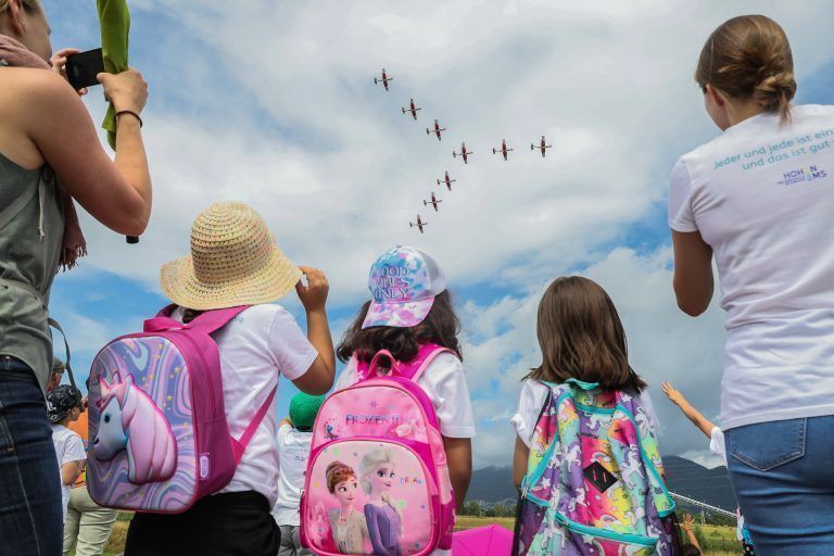 Vielen stockte der Atem, als die Schweizer Flugstaffel ihre atemberaubende Flugshow darbot und ihr Können demonstrierte.