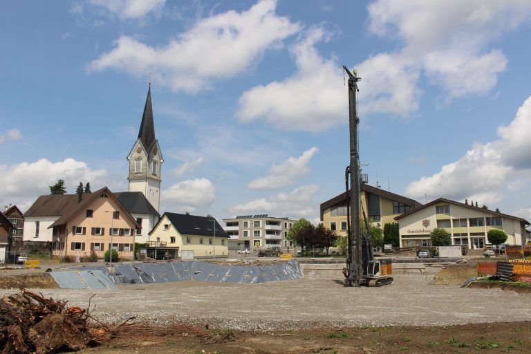 Im Sommer 2023 begann in der umfangreichen Baugrube im Zentrum von Hohenweiler die Bodenstabilisierung.