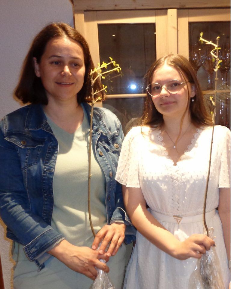 KV Martina Heinzle gab ihrer Klasse als symbolische Erinnerung an die Schulzeit einen Bergahorn-Setzling mit auf den Weg.