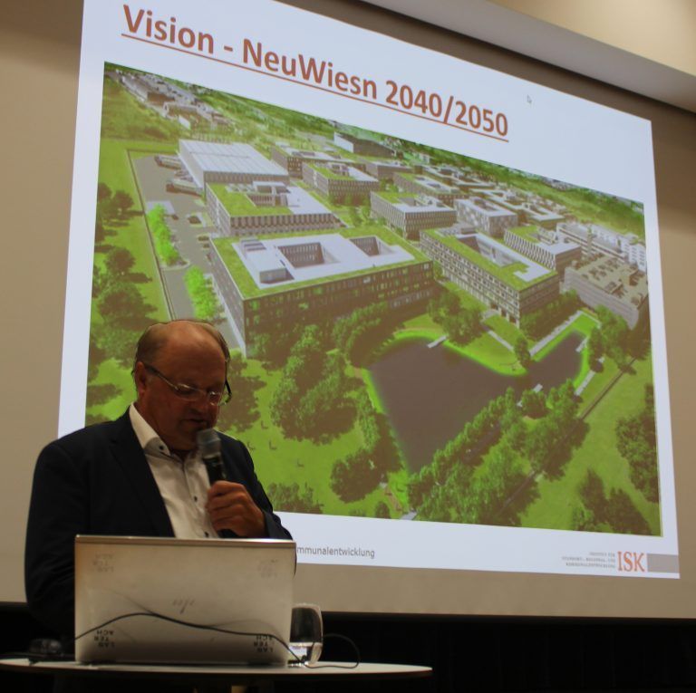 Zehn Jahre nach der Präsentation des Projekts „PSG NeuWiesn“ gab Bürgermeister Rhomberg einen Überblick zum aktuellen Stand und eine Vorschau auf die Vision 2040/50.