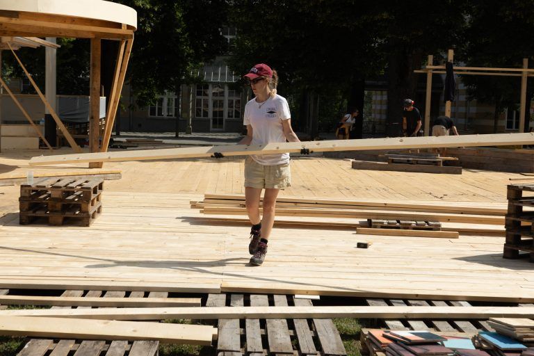 Der Holzboden nimmt Form an.