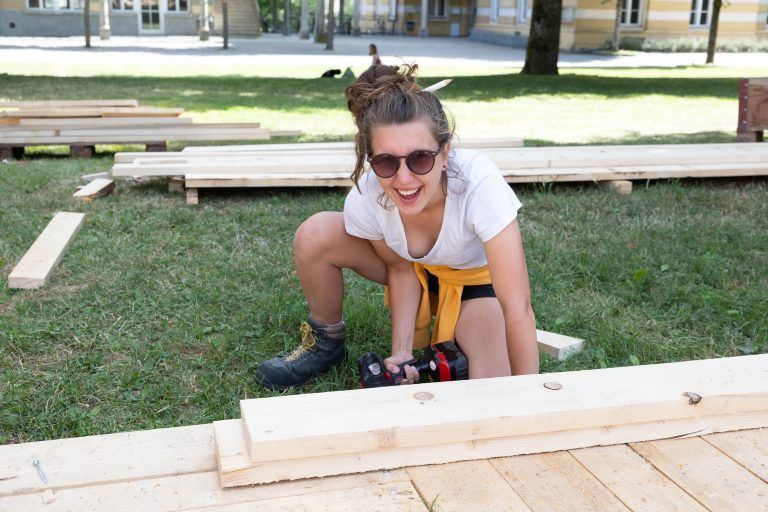Der Boden mit Holz aus Vorarlberg bekommt in diesen Tagen der letzte Feinschliff.