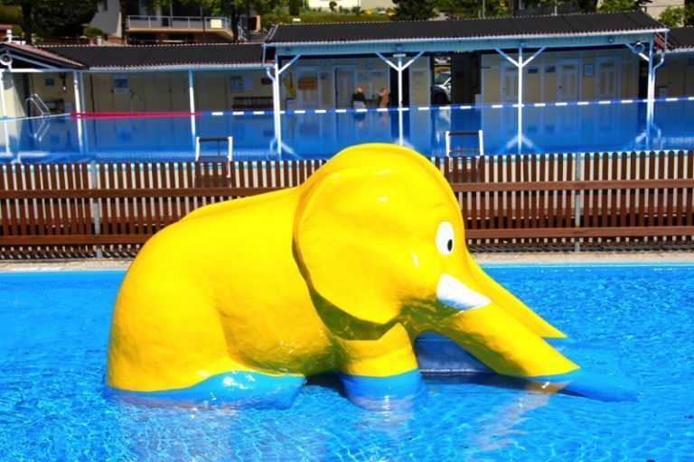 Kinderbecken mit Rutschelefant. <span class="copyright">HELMUT KÖCK</span>