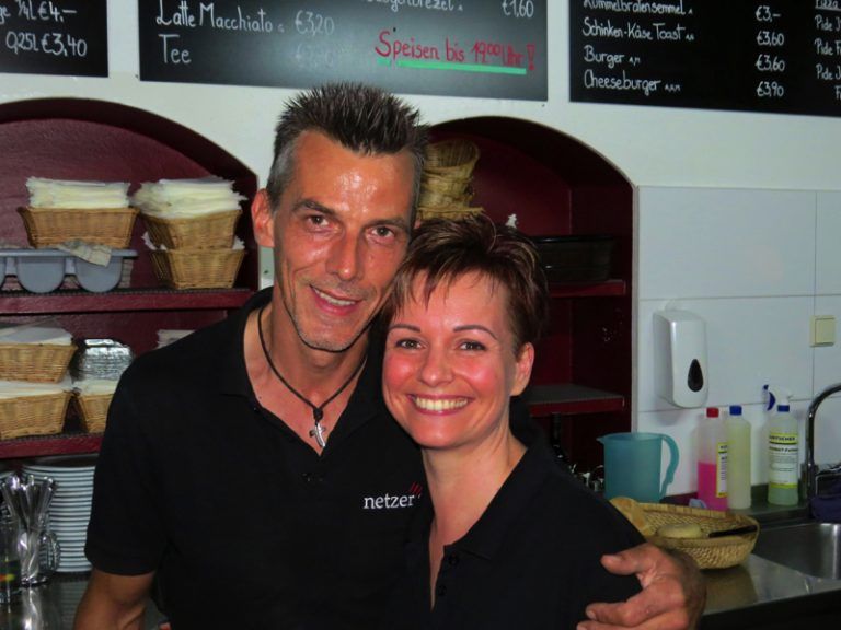 Günter und Sabrina Netzer betreiben den Schwimmbadkiosk in der Felsenau. <br><span class="copyright">HELMUT KÖCK</span>
