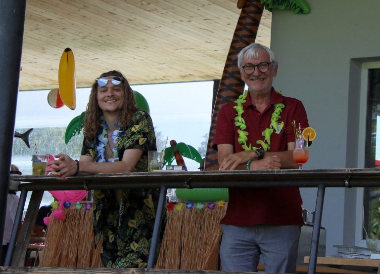 Das Raubritter-Team genießt den Sommerabend.