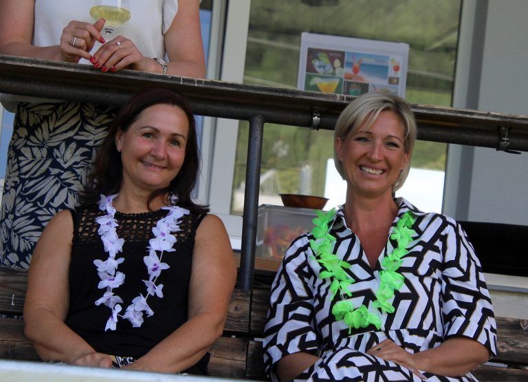 Edith und Ute bei der Cocktailsommerparty.