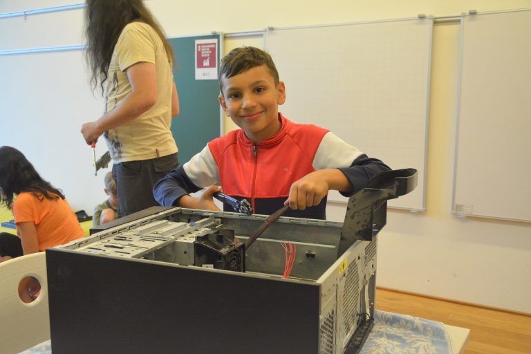 Reparieren Computer in der Computerwerkstatt.