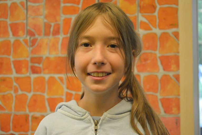 "Ich arbeite heute eine Stunde im Lädile. Danach habe ich insgesamt schon 25 Edis verdient. Mit dem Geld gehe ich danach ins Edlach-City-Restaurant, ins Fitness-Studio und schaue mir einen tollen Film im eigenen Kino mit Popcorn an." Liah Lugmayr (10)