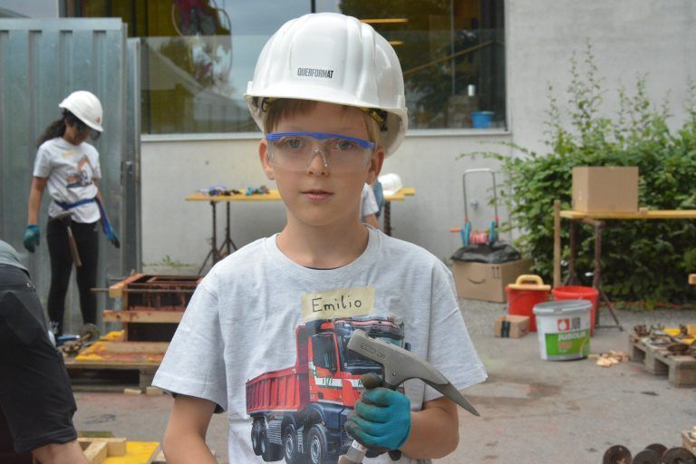 "Ich bin heute vier Stunden auf der Baustelle. Hier stellen wir Betonsockel her. Danach kann ich meine zwölf Edis bei der Bank abholen. Mit dem Geld möchte ich ins Edlach-City-Fitness-Studio, ins Kino und mir etwas im Lädile kaufen." Emilio Ruele-Heim (8)