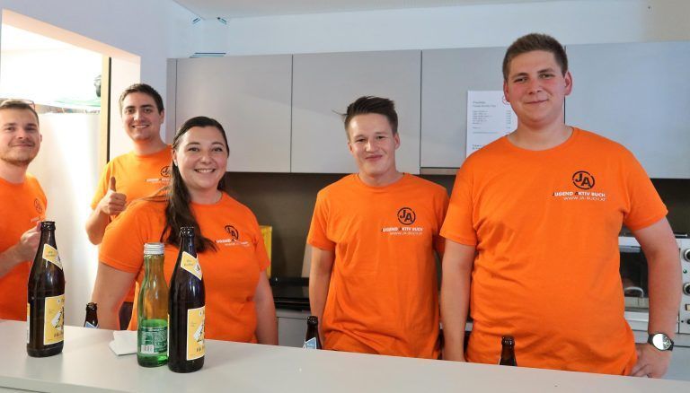 Das Team der Jugend Aktiv Buch rüstet sich auf das große Open-Air-Konzert in der Berggemeinde.