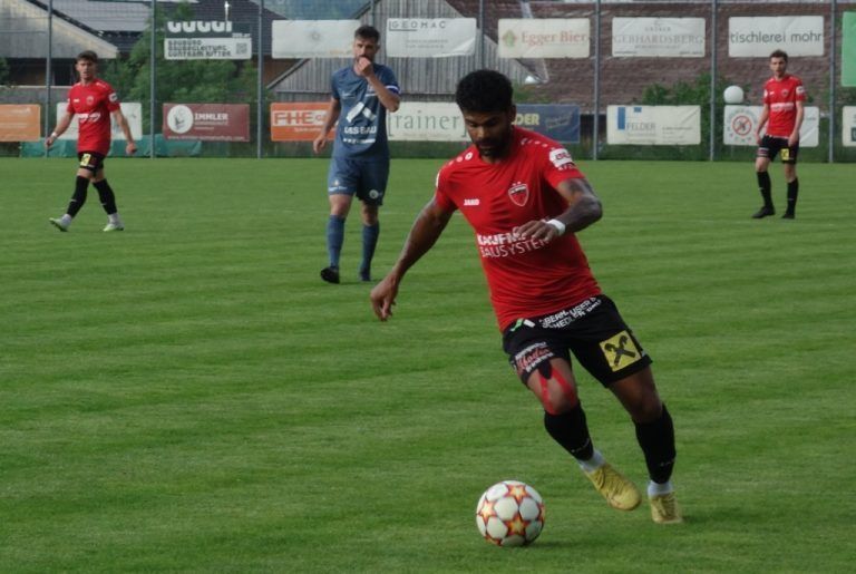 Spannung auf dem Spielfeld: Spieler positionieren sich strategisch, bereit für den nächsten Angriff.