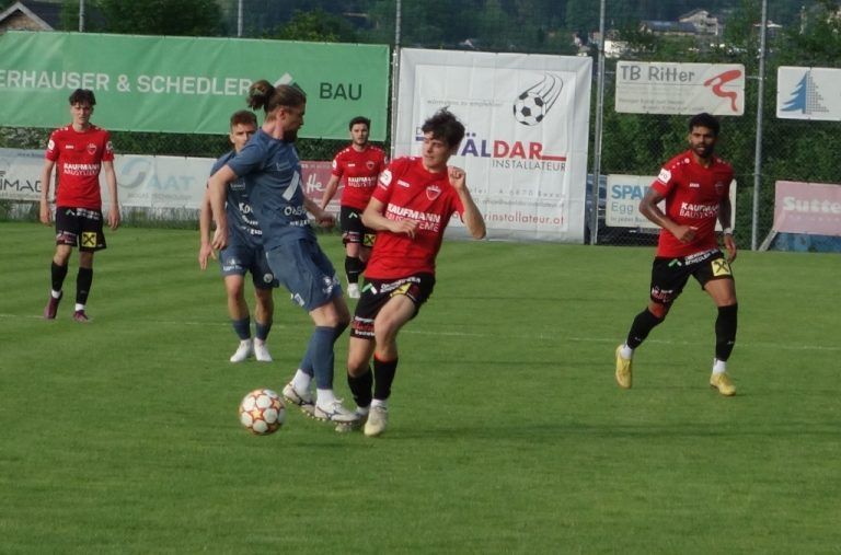 Die Teams wechseln fließend zwischen den Rollen, jeder Ballbesitz könnte entscheidend sein.