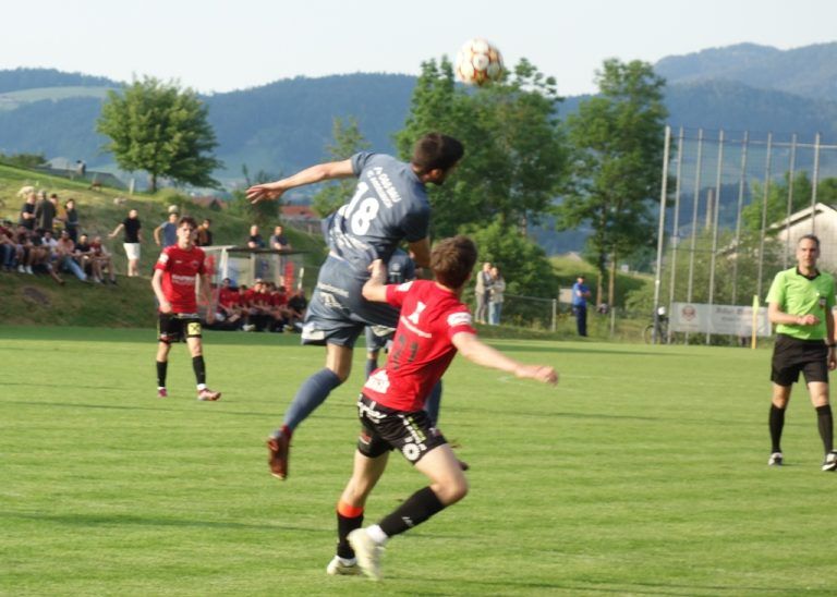 Voller Einsatz: Spieler kämpfen um jeden Ball, jeder Zentimeter des Spielfelds wird genutzt.