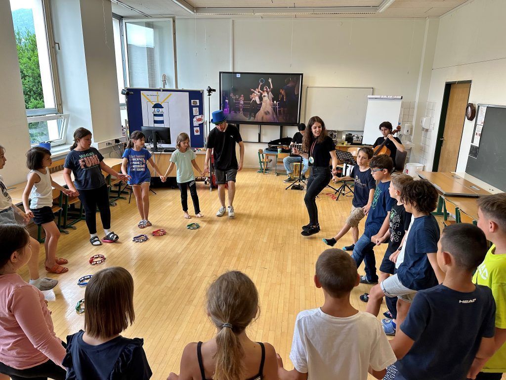Volksschüler auf musikalischer Reise um die Welt