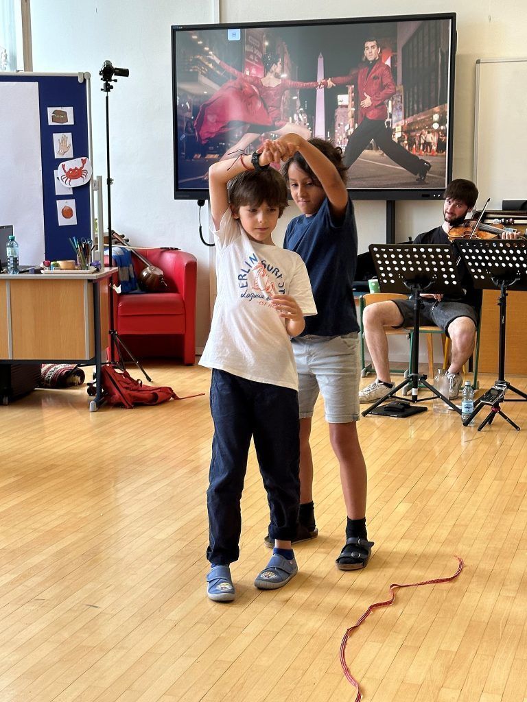 Zur Musik wurden Tanzschritte geübt.