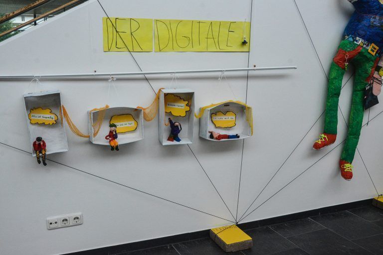In einem ersten Schritt wurde die Haltung der Schüler mit Knetmasse nachempfunden.