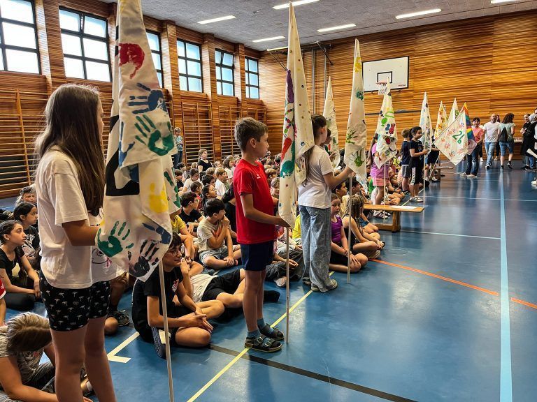 Die Fahnenträger brachten ihre Klassenfahnen zu der Schulolympiade.