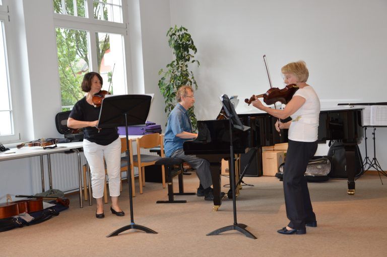 Monika Lapitz und Hermine Bösch spielten eine Sonate für Rozalia.