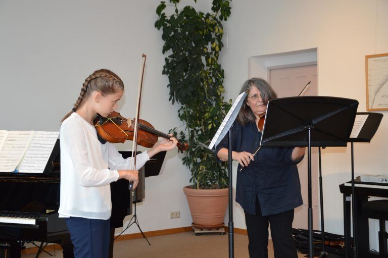 Josefa Bösch präsentierte mit Lehrerin Rozalia Röczey zusammen "Duett Nr. 1 Allegro moderato".