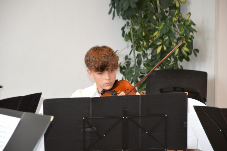 Valentin Kalb spielt die Viola - Berührende Abschiedsmatinée in der Rheintalischen Musikschule.