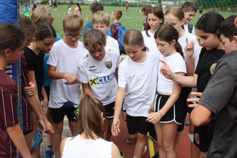Bettina Plank nahm sich auf dem Sportplatz viel Zeit zum Signieren.