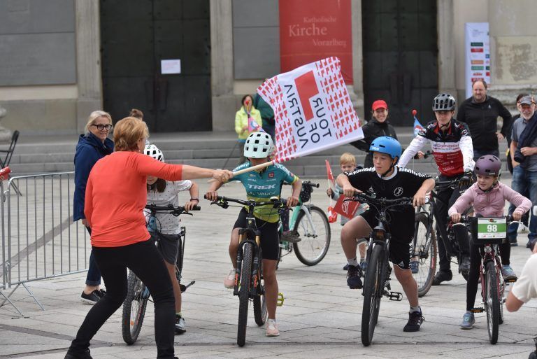Bürgermeisterin Andrea Kaufmann schwenkte die Zielflagge.