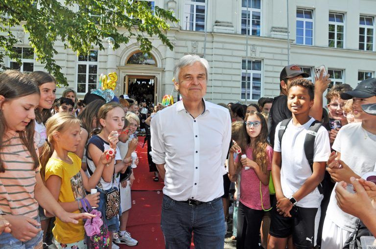 Markus Germann war sichtlich gerührt vom feierlichen Auszug, den seine Schüler ihm bereiteten. <span class="copyright">lcf</span>
