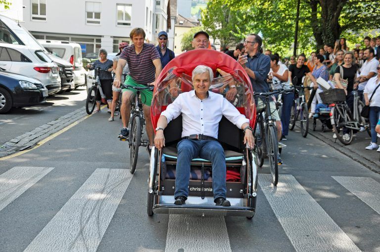 Dem Direktor kam es komisch vor, sich einfach kutschieren zu lassen. 