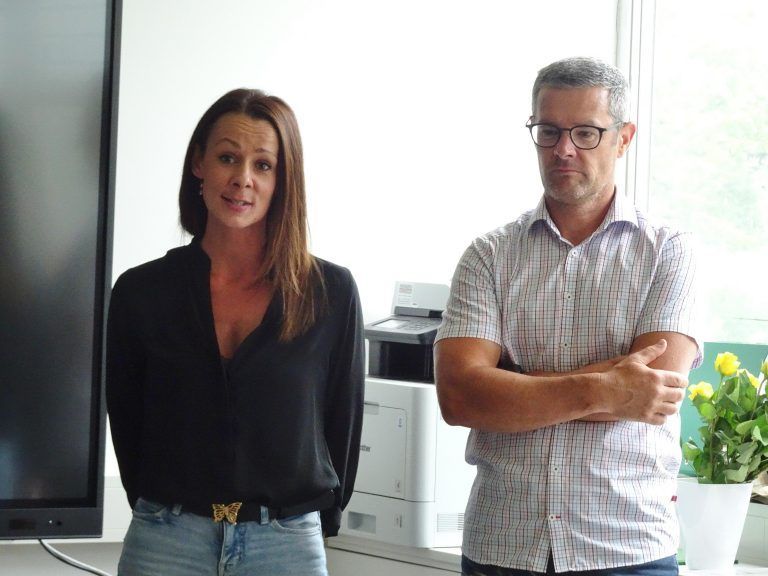 Stefanie Helm mit Direktor Christian Purin. Mit dem Abschluss fit für die Zukunft - Leuchtturm-Zeugnisverteilung.