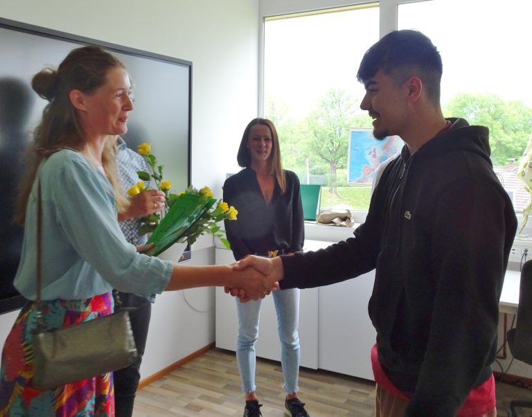 Neo-Stadträtin Elisabeth Edler gratulierte den Absolventen zu ihren Leistungen.