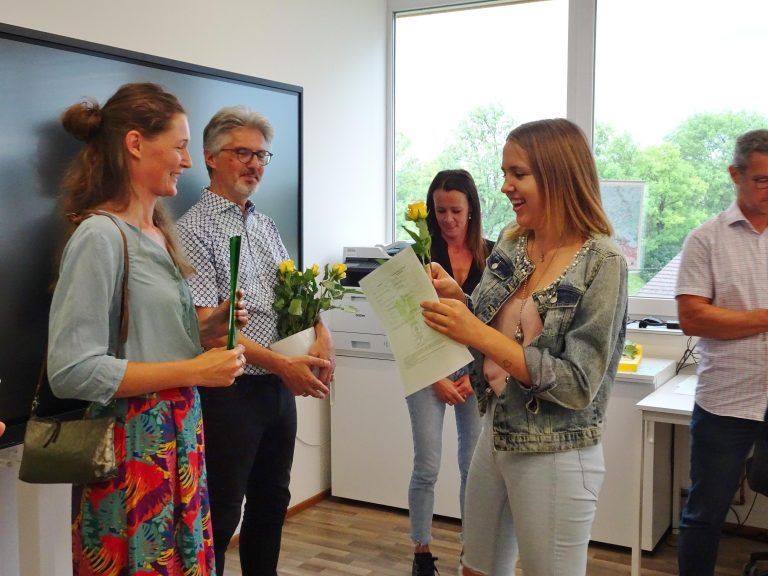 Ausgelassene Stimmung herrschte bei der diesjährigen Zeugnisverteilung im Leuchtturm. - Mit dem Abschluss fit für die Zukunft : Leuchtturm-Zeugnisverteilung.