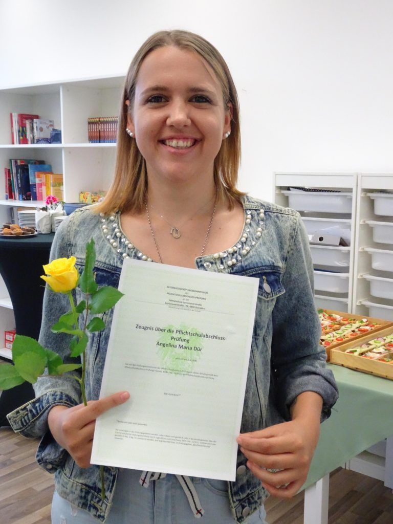 Angelina Dür präsentiert stolz ihr Abschlusszeugnis und freut sich bereits auf neue Herausforderungen.