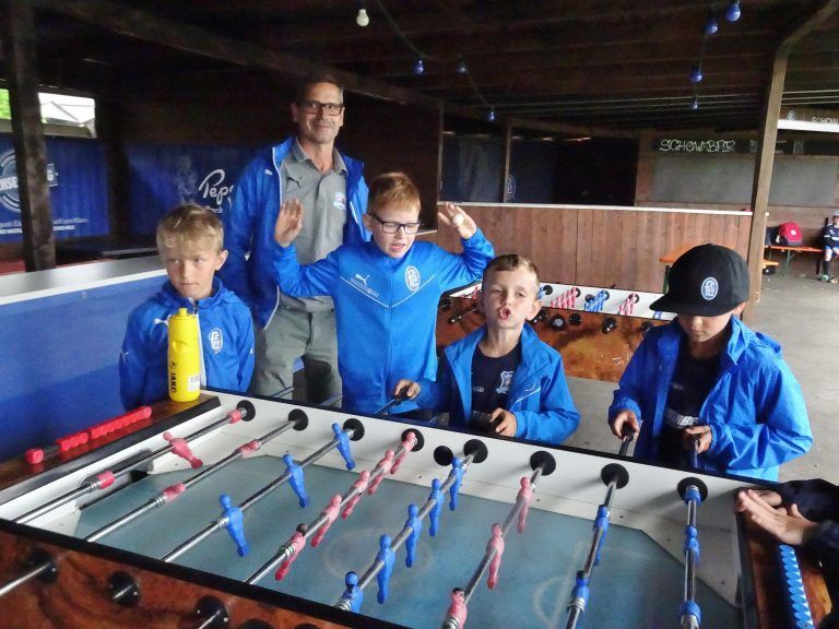 Ist das Wetter schlecht, spielt man halt Fußball mit den Händen.