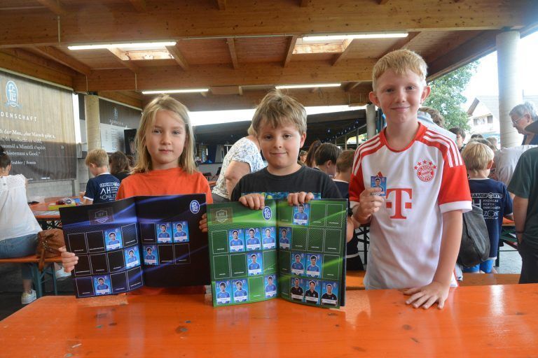 Cyril Dünser, David Hugelshofer und Aurel Schwarzmann (v.l.n.r.) suchten die noch fehlenden Mitspieler und hofften, an der Tauschbörse diese zu finden.