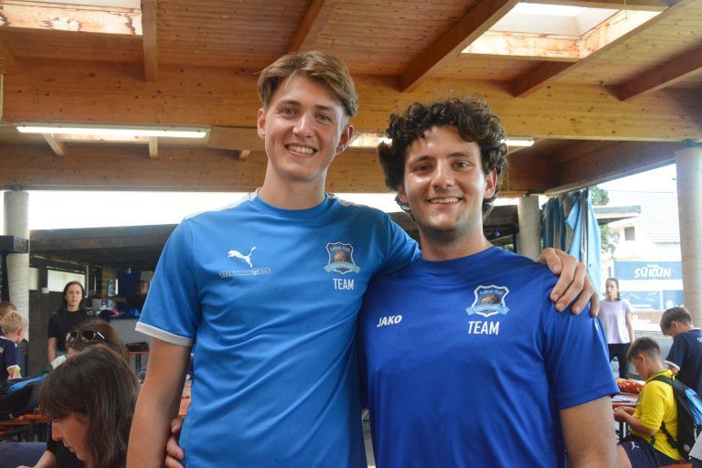 Auch Maximilian König und Mendrit Hoti halfen beim Tauschen.