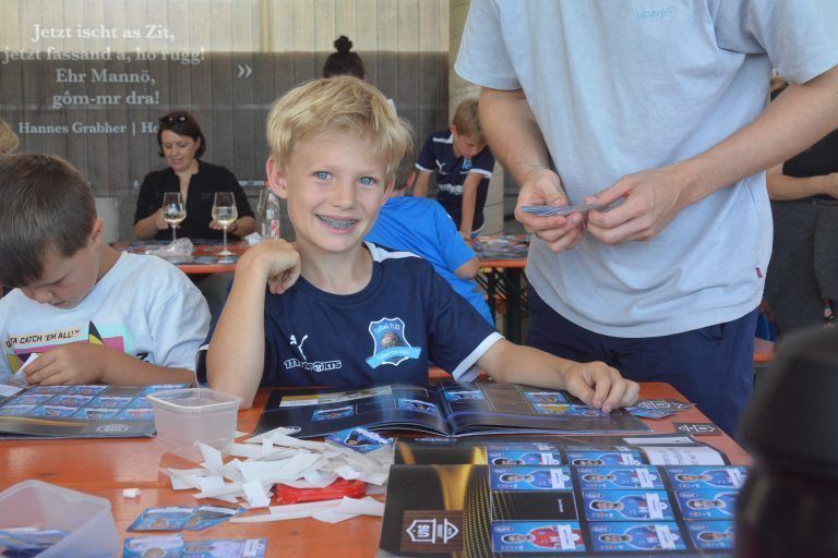 Die Kinder haben sichtlich Spaß am Sammeln und Tauschen.
