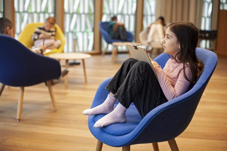 Bei der zweiten Schreibwerkstatt konnten es sich die Kinder in der Stadtbibliothek gemütlich machen.