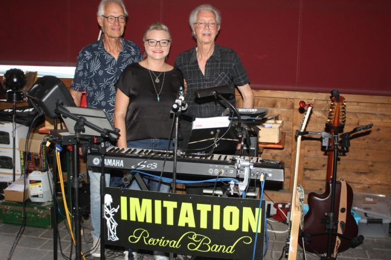 The Imitation Revival Band mit Kurt Dreier, Angelika Schmid und Arthur Dreier.TK (2)