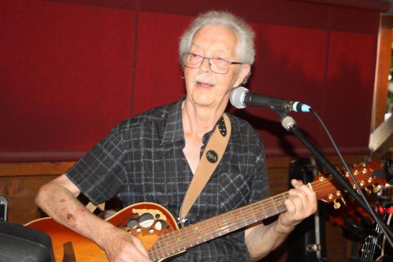 Arthur Dreier ließ mit seiner Gitarre die Sechzigerjahre wiederaufleben.
