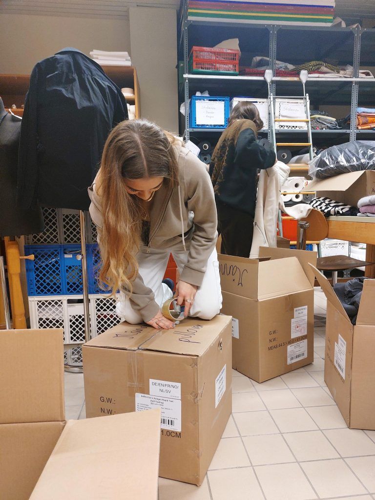 Die drei Mädchen gingen tatkräftig beim Sortieren, Malen und Aufbau zur Sache. 